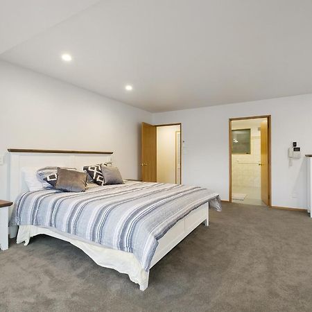 Huge Lakefront Delight - Queenstown Holiday Home Εξωτερικό φωτογραφία