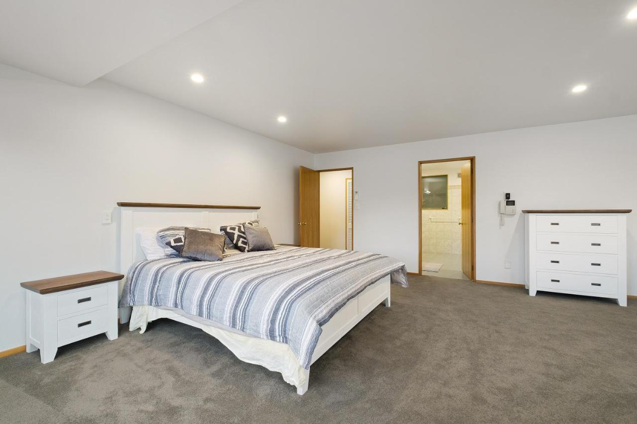 Huge Lakefront Delight - Queenstown Holiday Home Εξωτερικό φωτογραφία