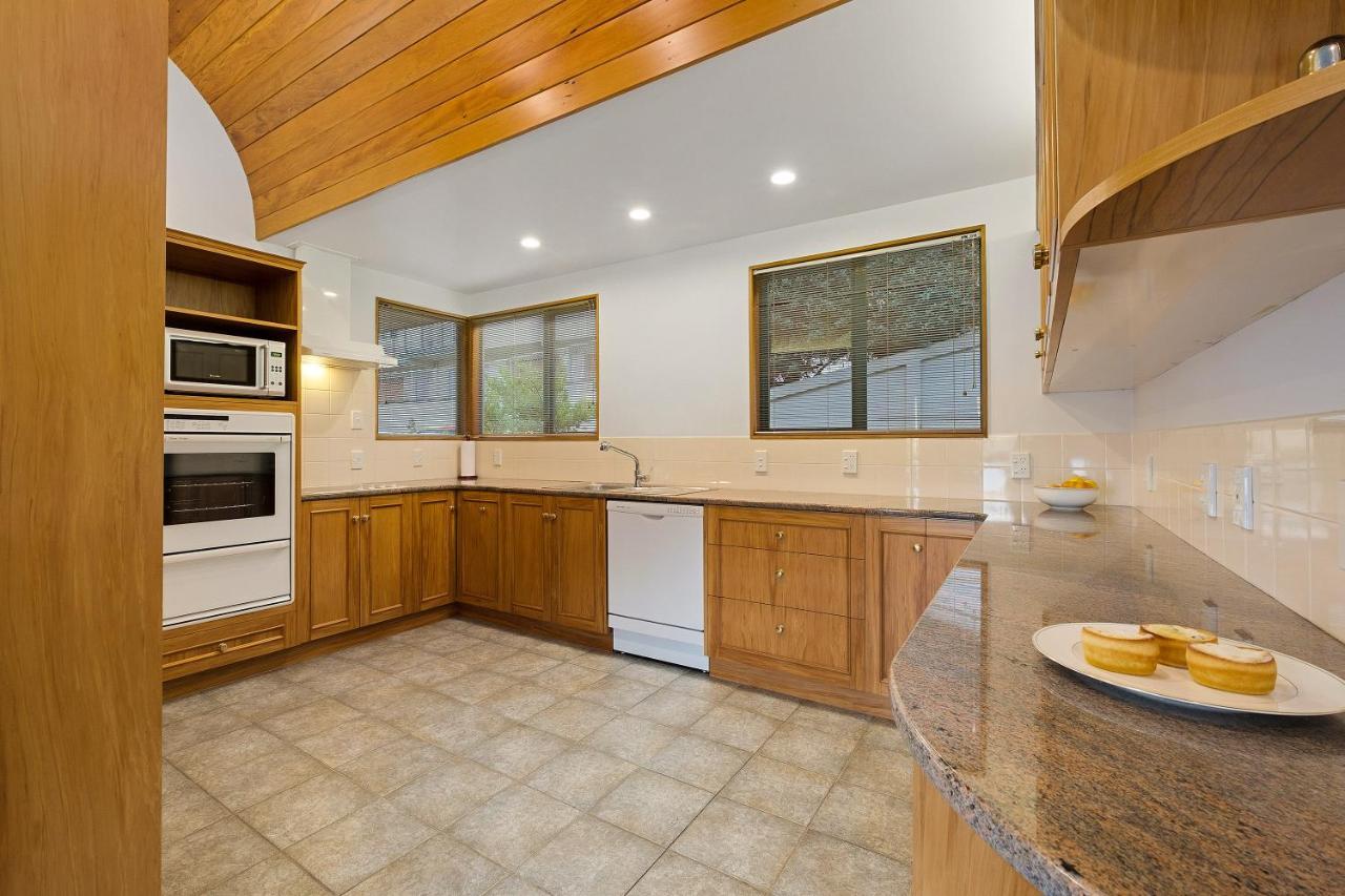 Huge Lakefront Delight - Queenstown Holiday Home Εξωτερικό φωτογραφία