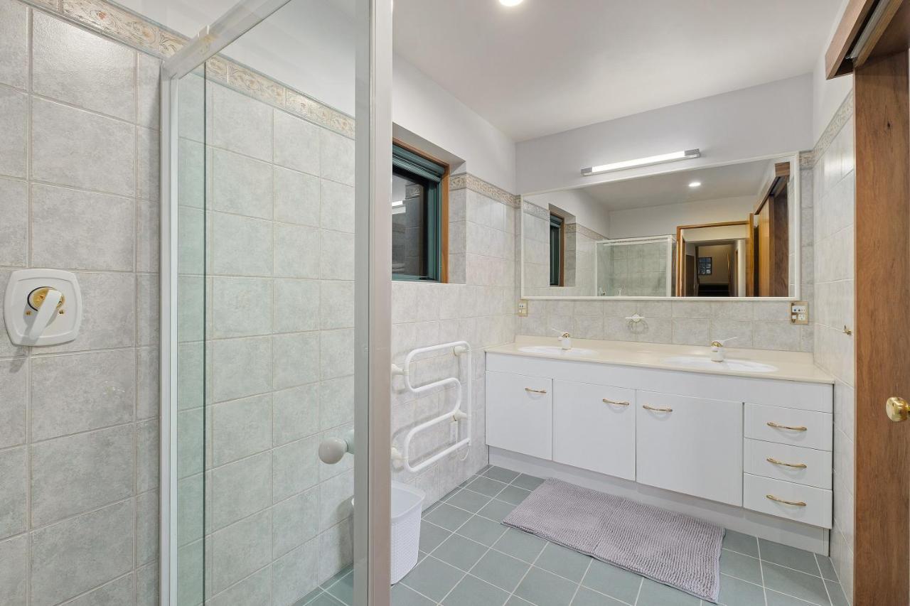 Huge Lakefront Delight - Queenstown Holiday Home Εξωτερικό φωτογραφία