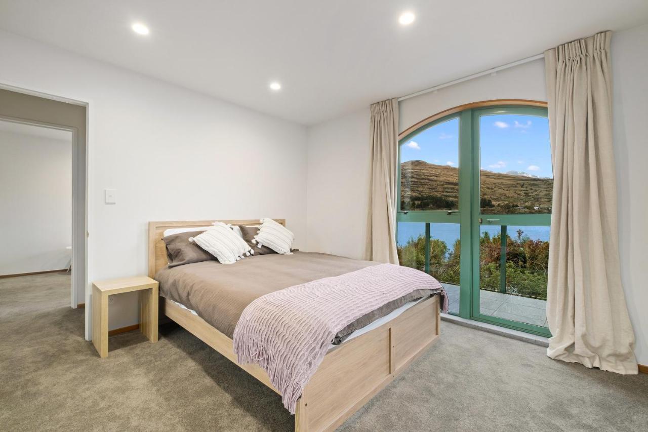 Huge Lakefront Delight - Queenstown Holiday Home Εξωτερικό φωτογραφία